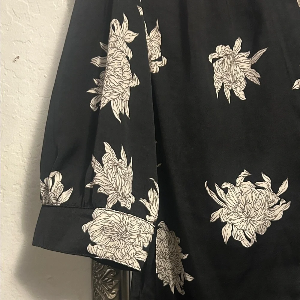 T Tahari Black and White Floral Blouse - Picture 4 of 4
